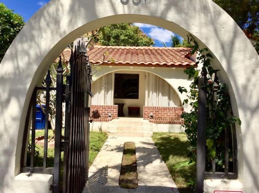 Entire Private Beautiful 2 Bedroom Plus Den House With Gated Front&Back Yard And Free Parking 10Min Drive To Miami Beach 외부 사진