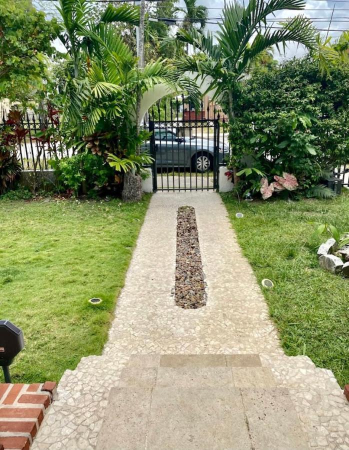 Entire Private Beautiful 2 Bedroom Plus Den House With Gated Front&Back Yard And Free Parking 10Min Drive To Miami Beach 외부 사진