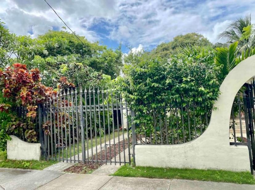 Entire Private Beautiful 2 Bedroom Plus Den House With Gated Front&Back Yard And Free Parking 10Min Drive To Miami Beach 외부 사진