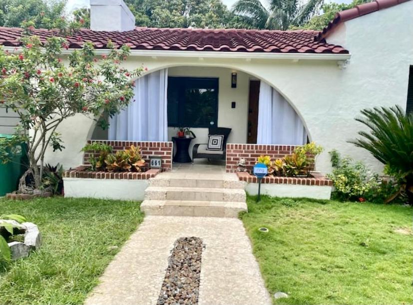 Entire Private Beautiful 2 Bedroom Plus Den House With Gated Front&Back Yard And Free Parking 10Min Drive To Miami Beach 외부 사진