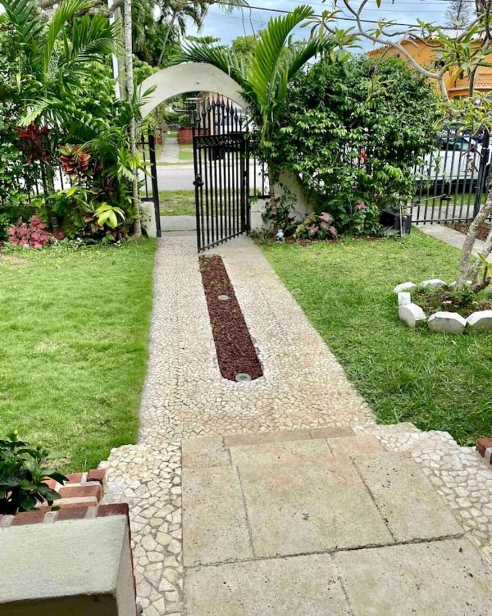 Entire Private Beautiful 2 Bedroom Plus Den House With Gated Front&Back Yard And Free Parking 10Min Drive To Miami Beach 외부 사진