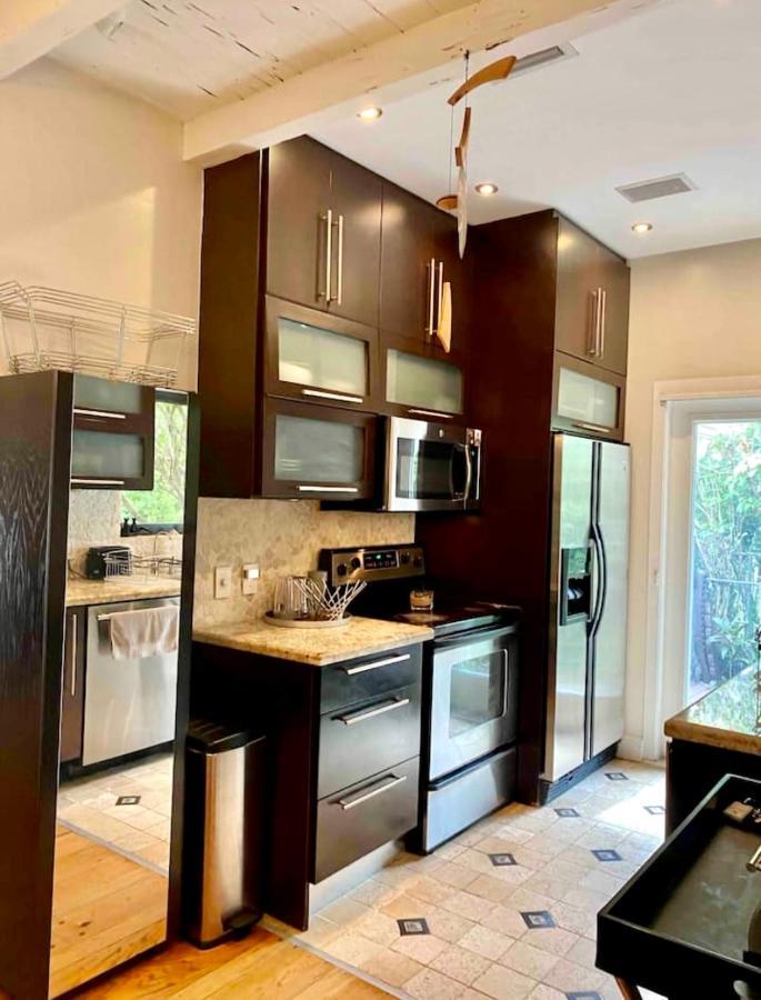 Entire Private Beautiful 2 Bedroom Plus Den House With Gated Front&Back Yard And Free Parking 10Min Drive To Miami Beach 외부 사진