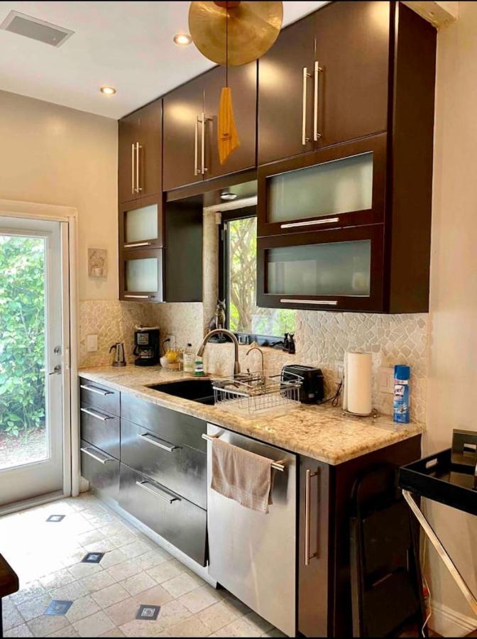 Entire Private Beautiful 2 Bedroom Plus Den House With Gated Front&Back Yard And Free Parking 10Min Drive To Miami Beach 외부 사진