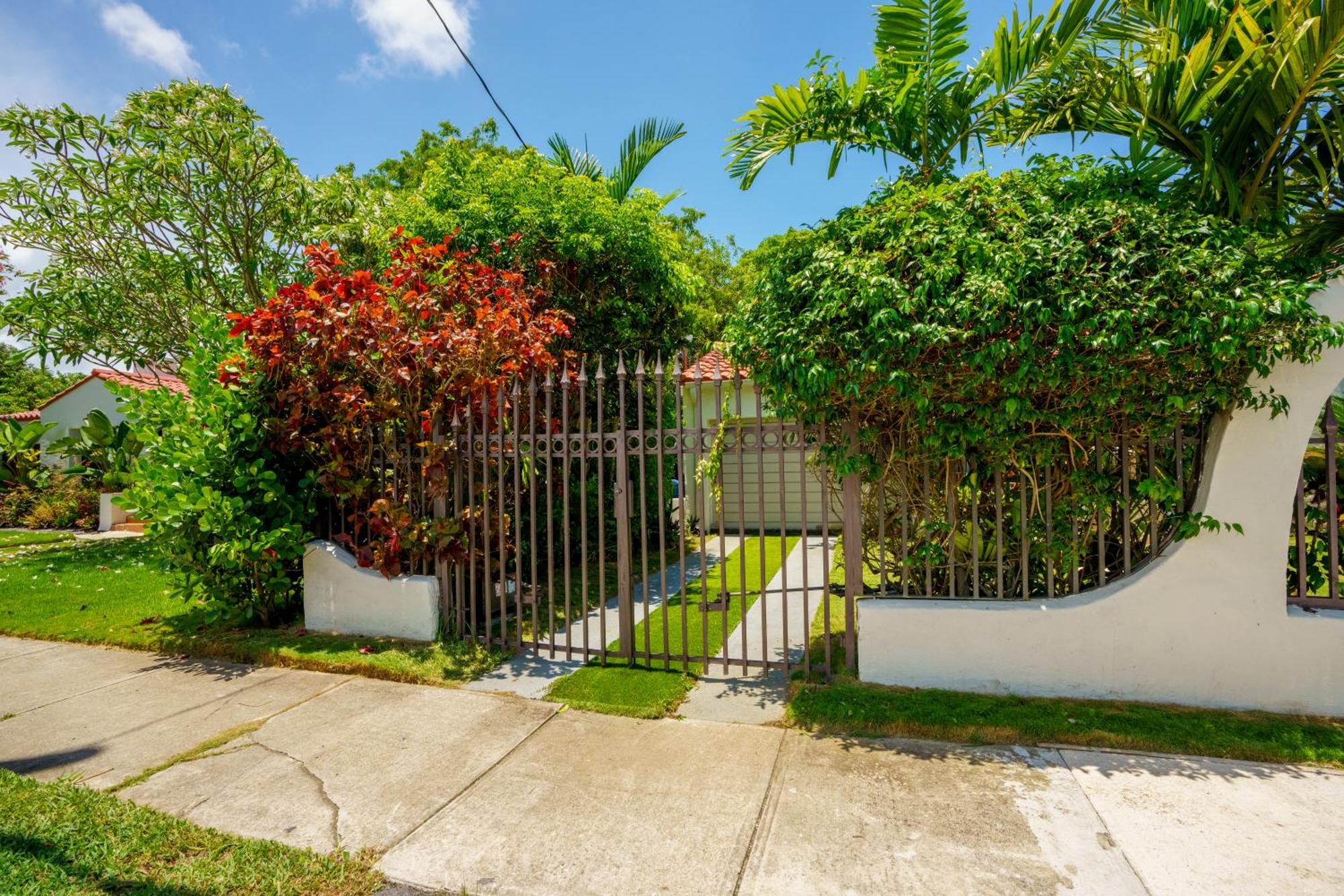 Entire Private Beautiful 2 Bedroom Plus Den House With Gated Front&Back Yard And Free Parking 10Min Drive To Miami Beach 외부 사진