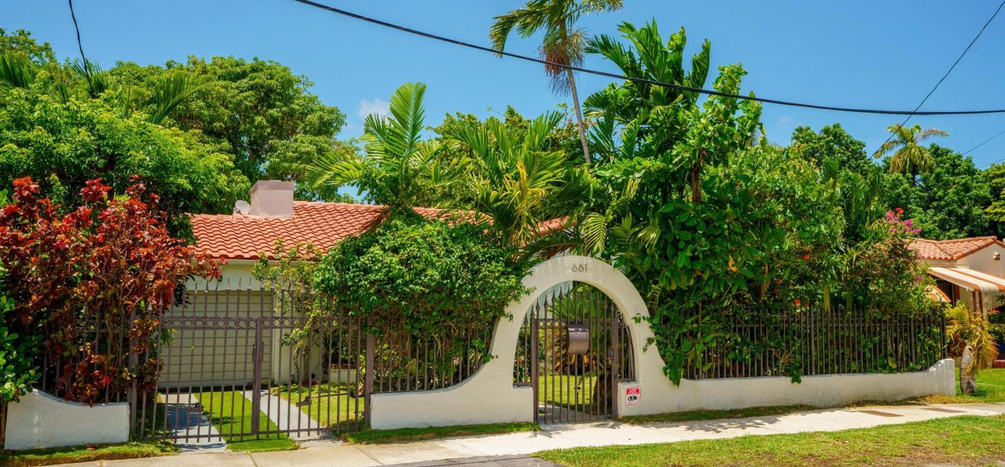 Entire Private Beautiful 2 Bedroom Plus Den House With Gated Front&Back Yard And Free Parking 10Min Drive To Miami Beach 외부 사진