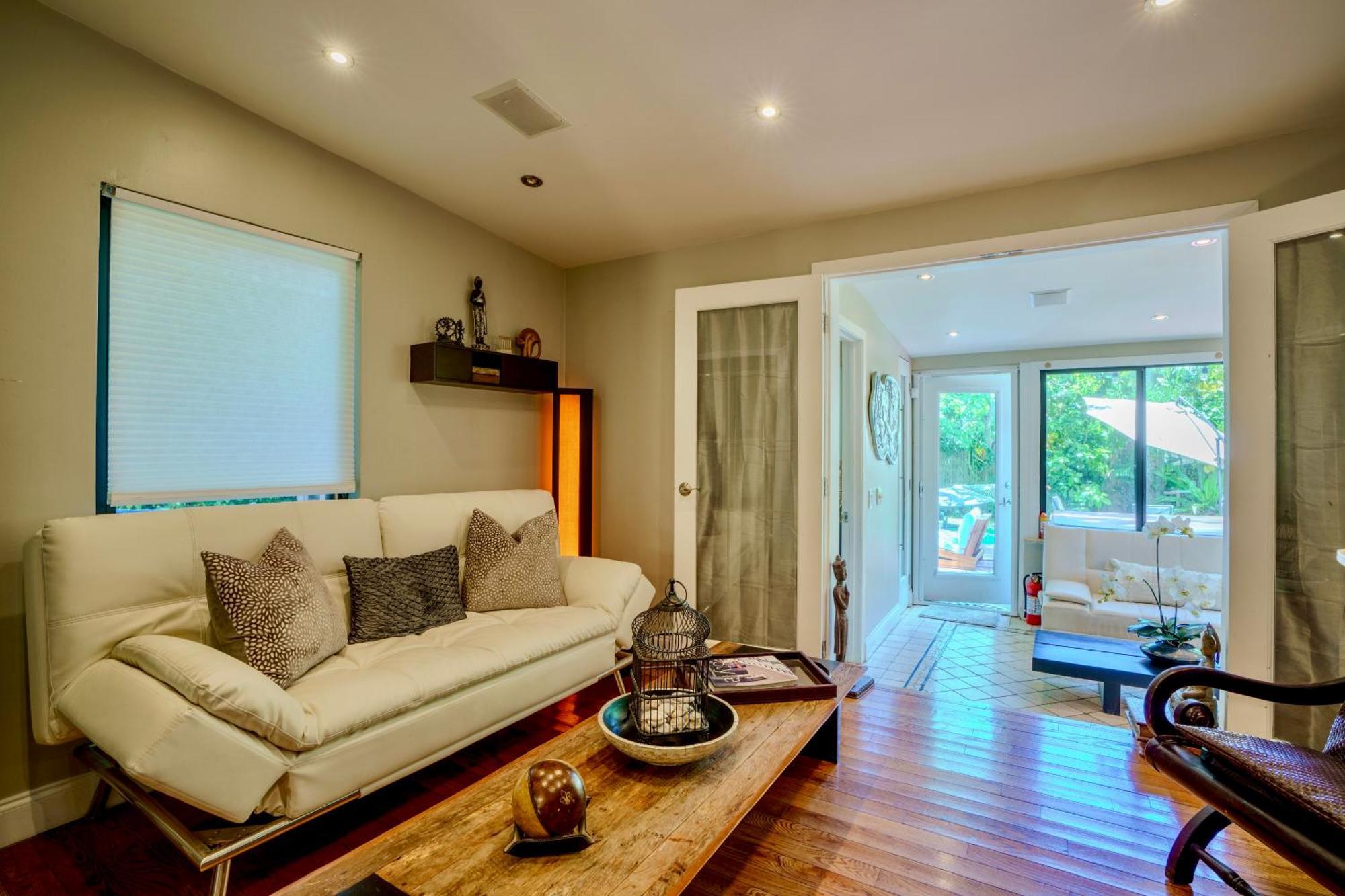 Entire Private Beautiful 2 Bedroom Plus Den House With Gated Front&Back Yard And Free Parking 10Min Drive To Miami Beach 외부 사진