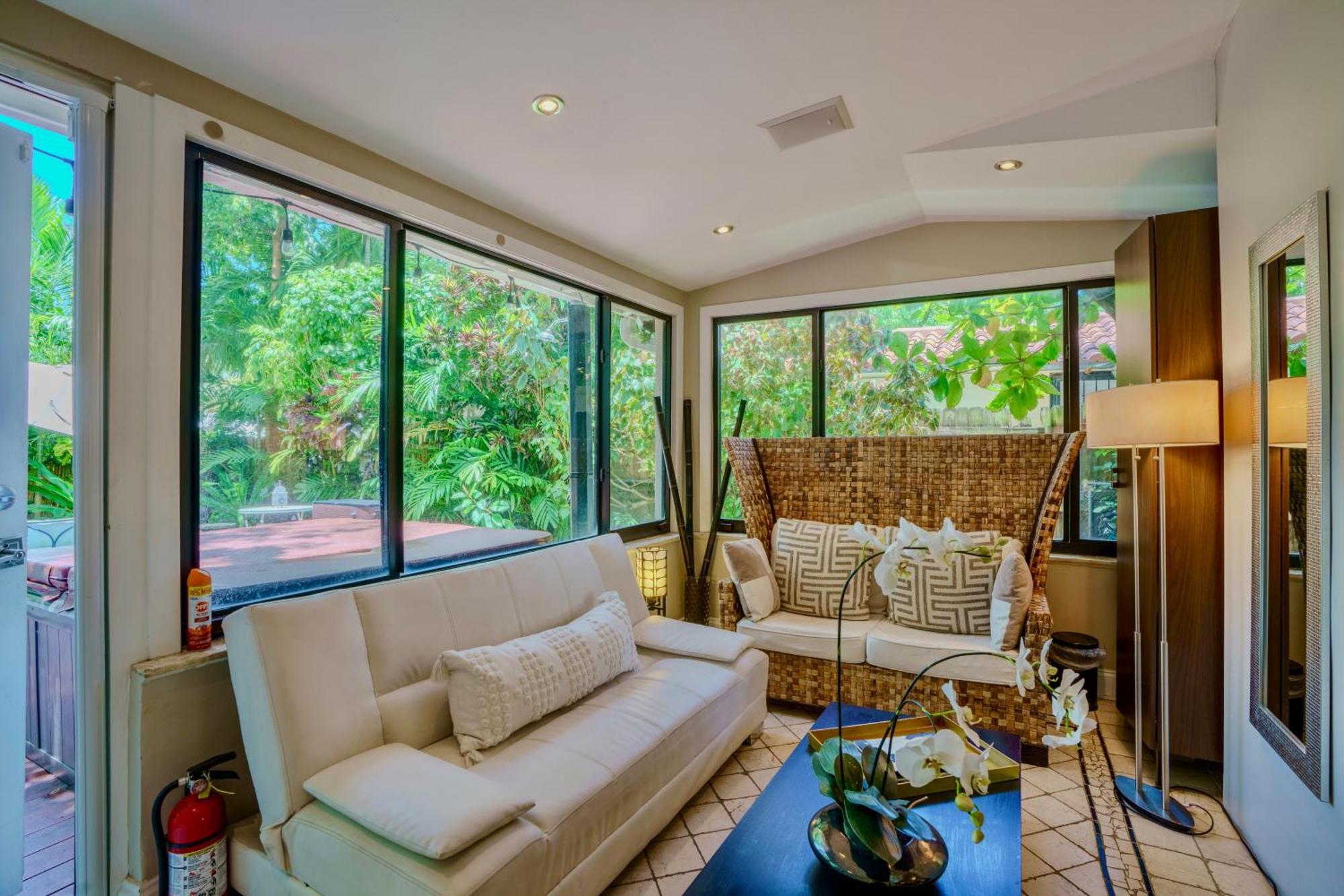 Entire Private Beautiful 2 Bedroom Plus Den House With Gated Front&Back Yard And Free Parking 10Min Drive To Miami Beach 외부 사진