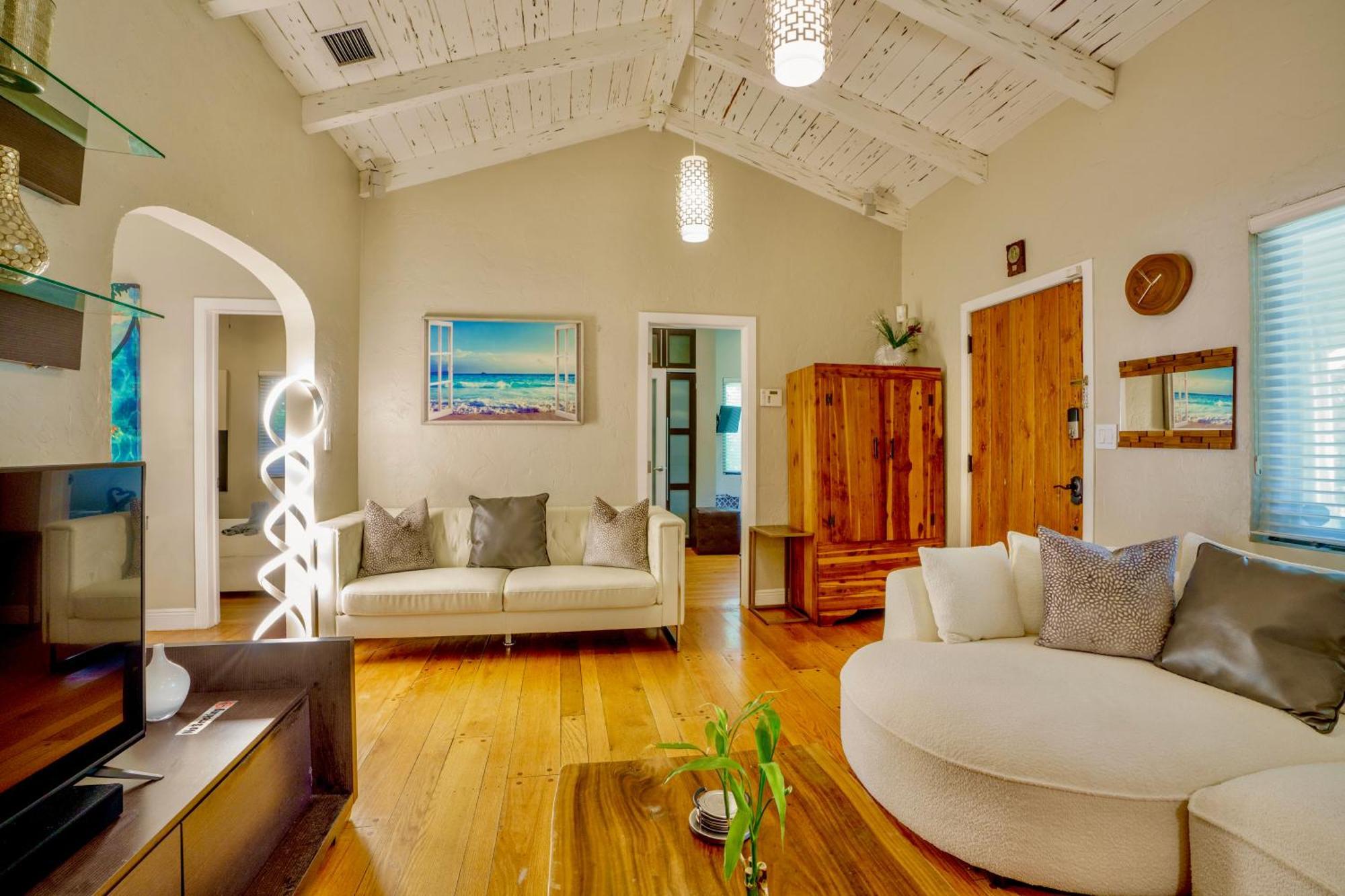 Entire Private Beautiful 2 Bedroom Plus Den House With Gated Front&Back Yard And Free Parking 10Min Drive To Miami Beach 외부 사진