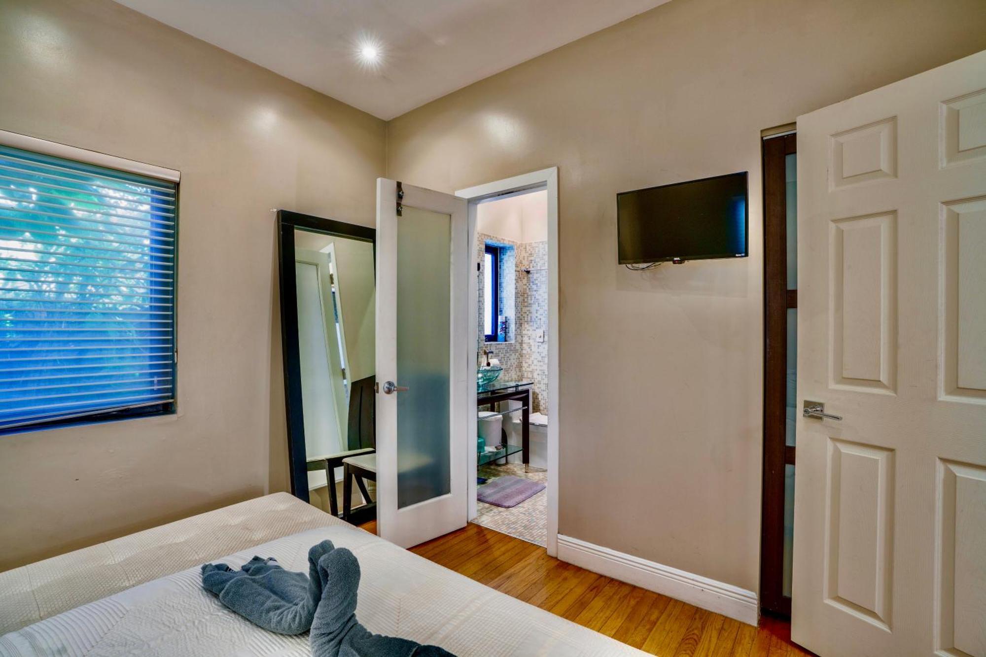 Entire Private Beautiful 2 Bedroom Plus Den House With Gated Front&Back Yard And Free Parking 10Min Drive To Miami Beach 외부 사진