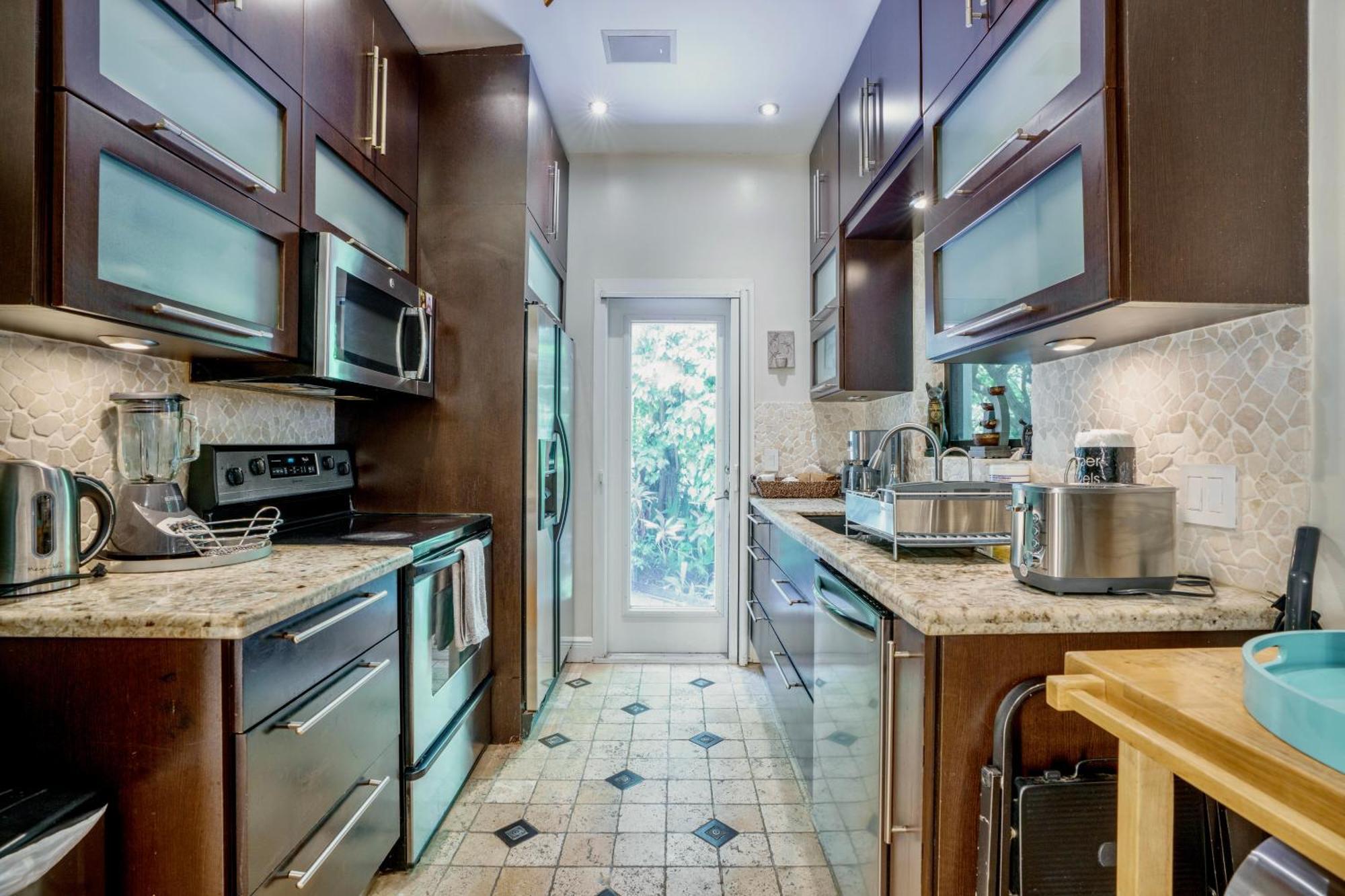 Entire Private Beautiful 2 Bedroom Plus Den House With Gated Front&Back Yard And Free Parking 10Min Drive To Miami Beach 외부 사진