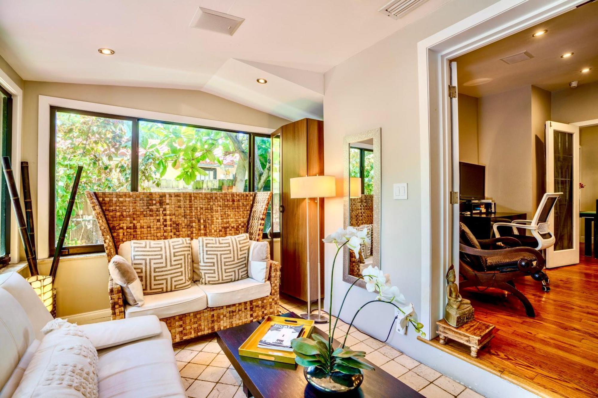 Entire Private Beautiful 2 Bedroom Plus Den House With Gated Front&Back Yard And Free Parking 10Min Drive To Miami Beach 외부 사진