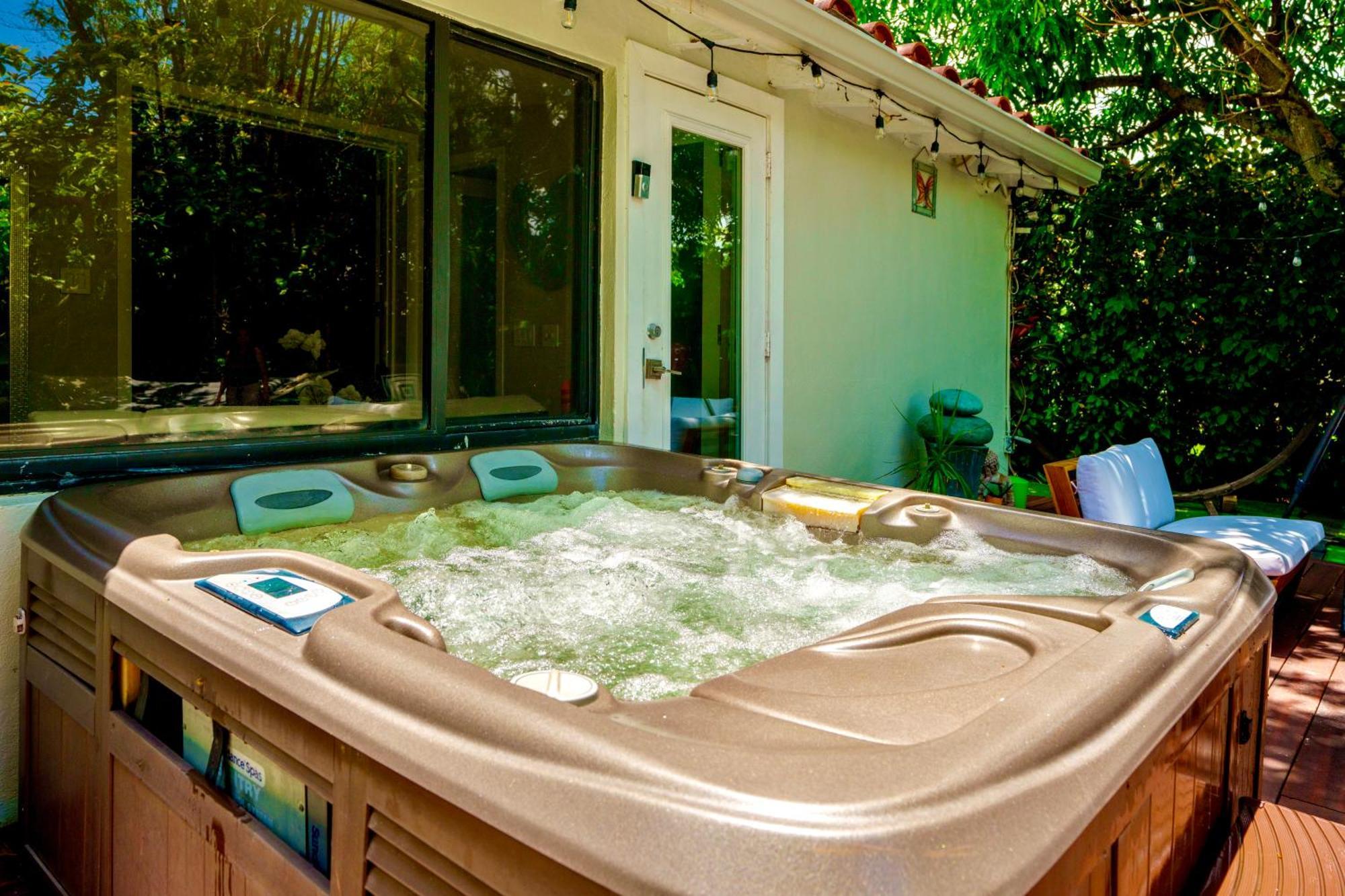 Entire Private Beautiful 2 Bedroom Plus Den House With Gated Front&Back Yard And Free Parking 10Min Drive To Miami Beach 외부 사진